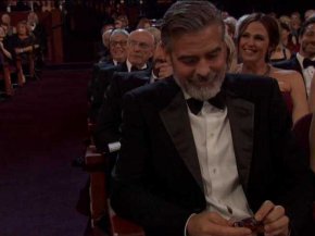 seth-macfarlane-tossed-george-clooney-a-bottle-of-alcohol-at-the-oscars