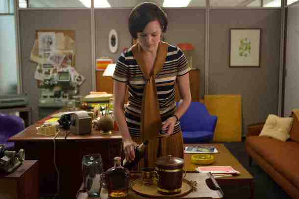 21-peggy-olsen-drinking-whiskey.w529.h352.2x